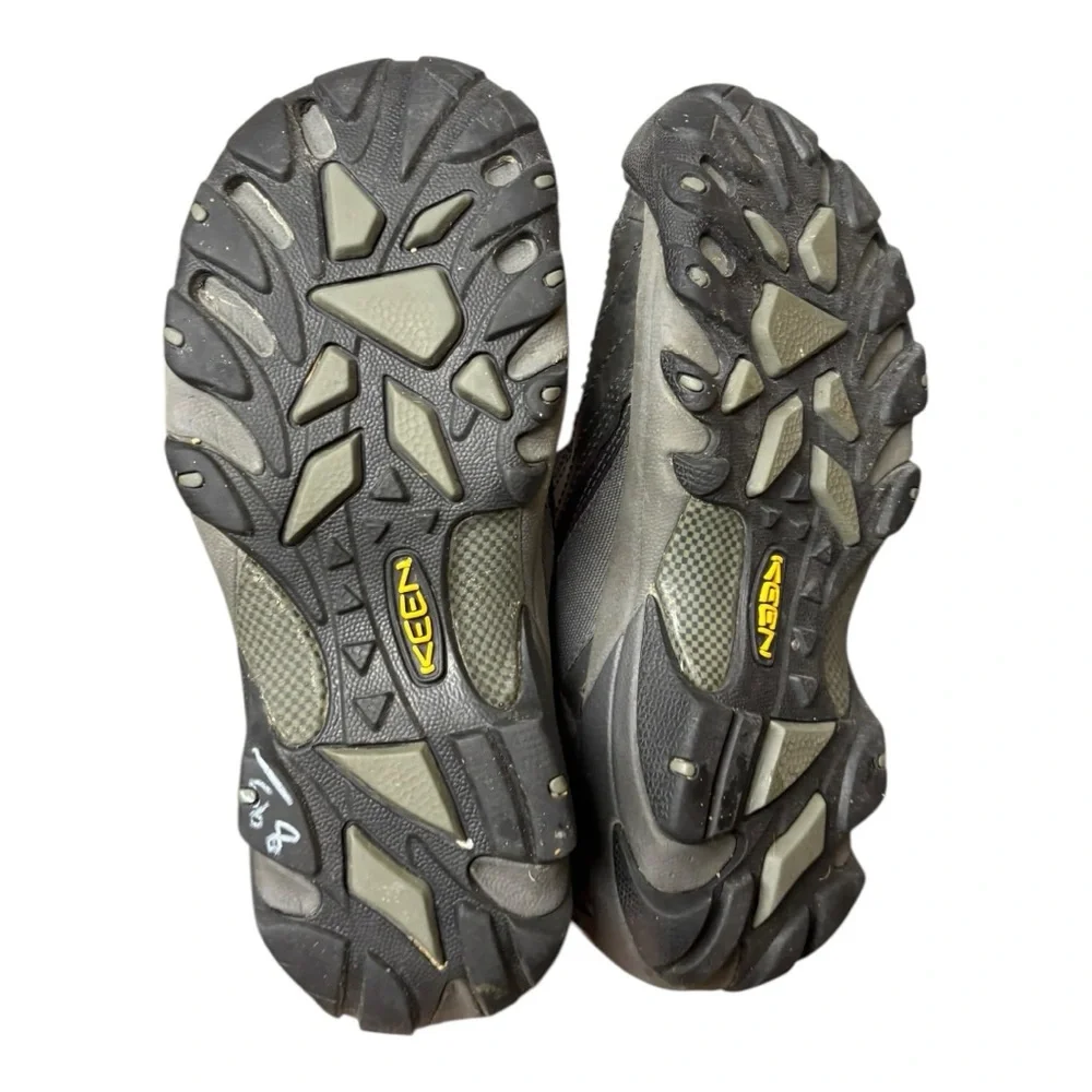 Keen Boots Women’s size 7 Betty insulated size zipper‎ winter black